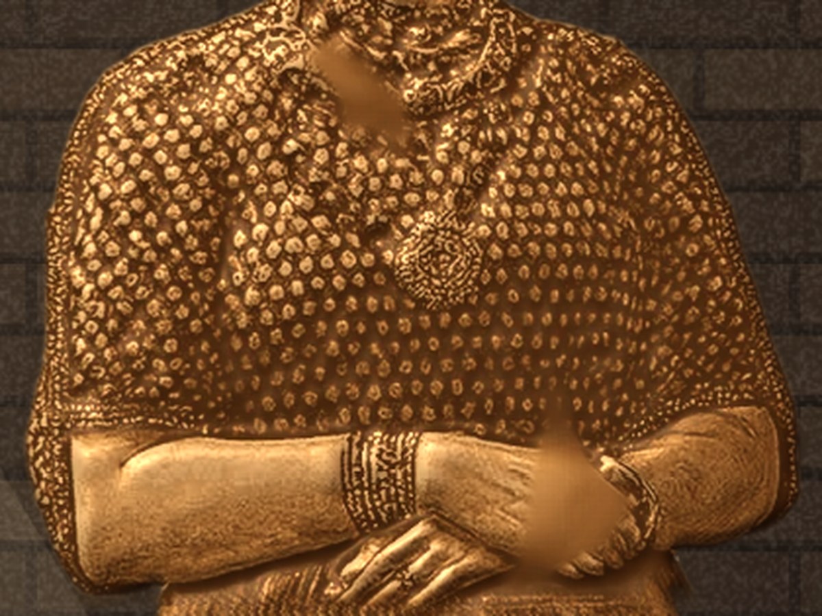 Bronze statue of Queen Napir-Asu of Elam, from the neck to her folded hands